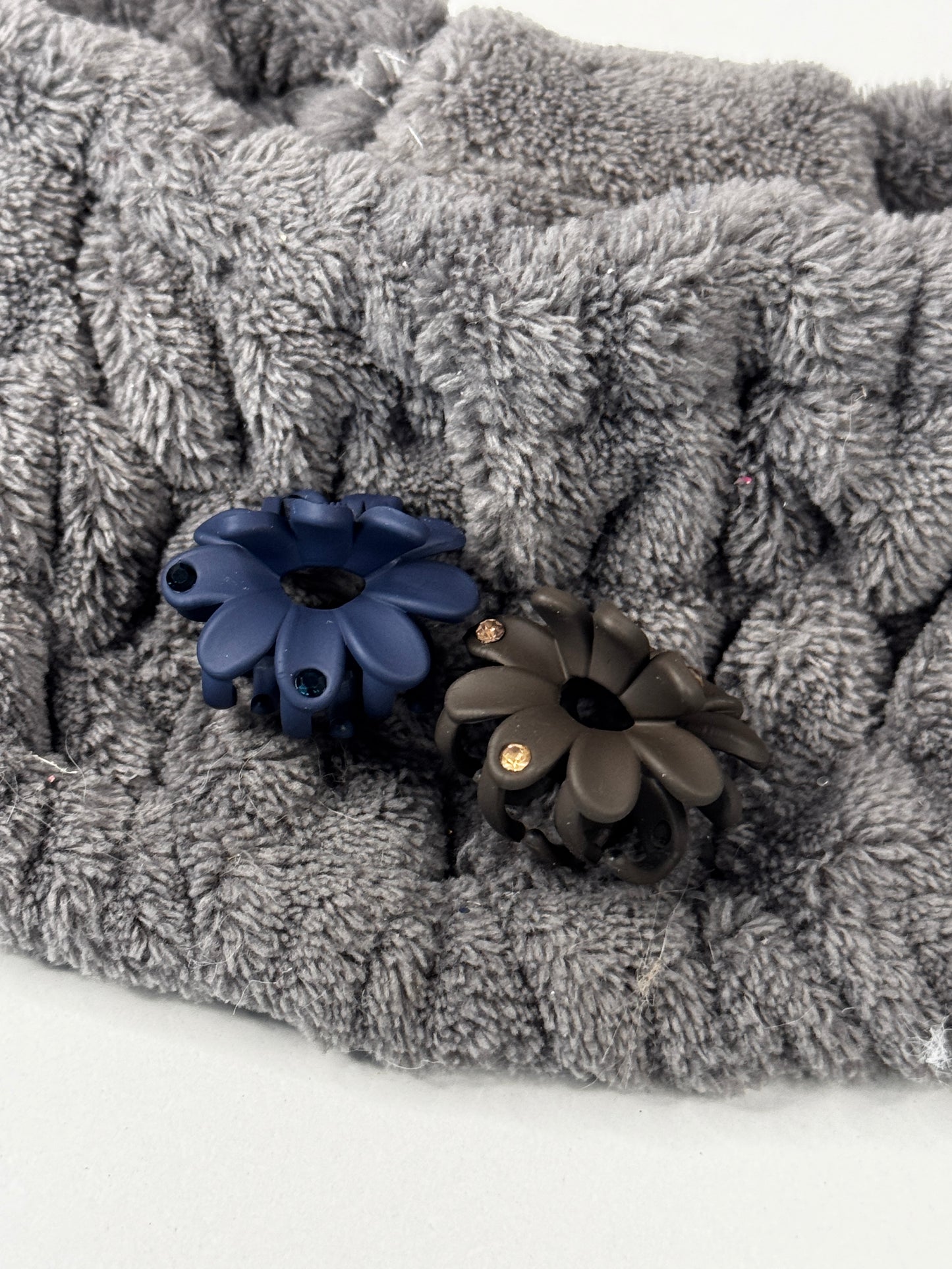 Matte Blumenhaarspangen mit Steinchen