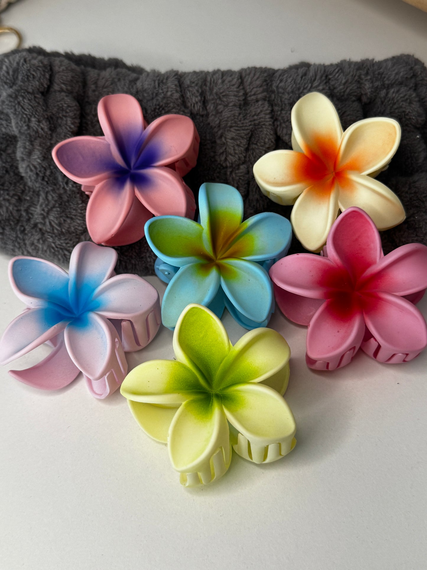 Mittelgroße Blumenhaarklammern matt