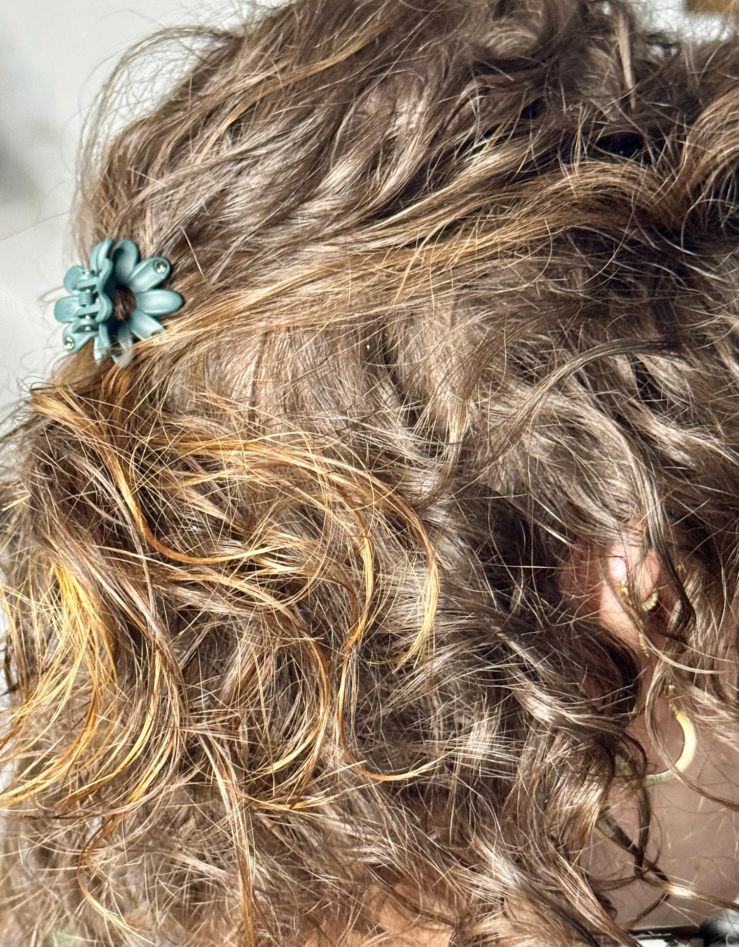 Matte Blumenhaarspangen mit Steinchen