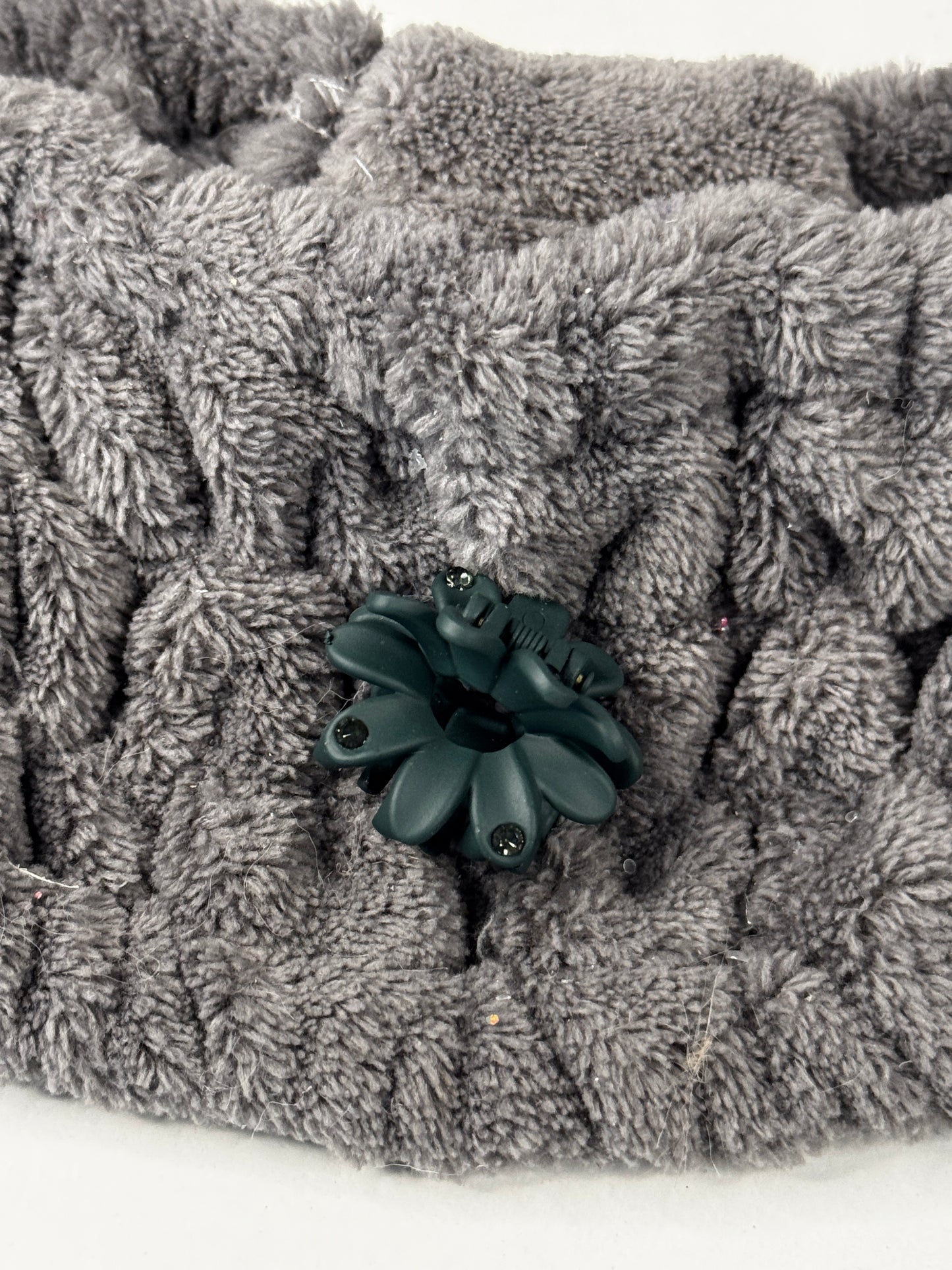 Matte Blumenhaarspangen mit Steinchen