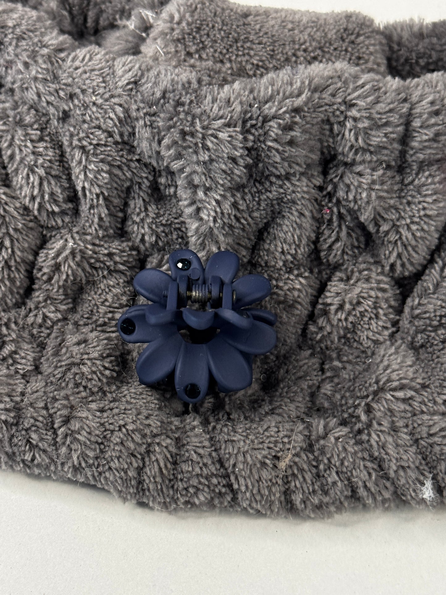 Matte Blumenhaarspangen mit Steinchen